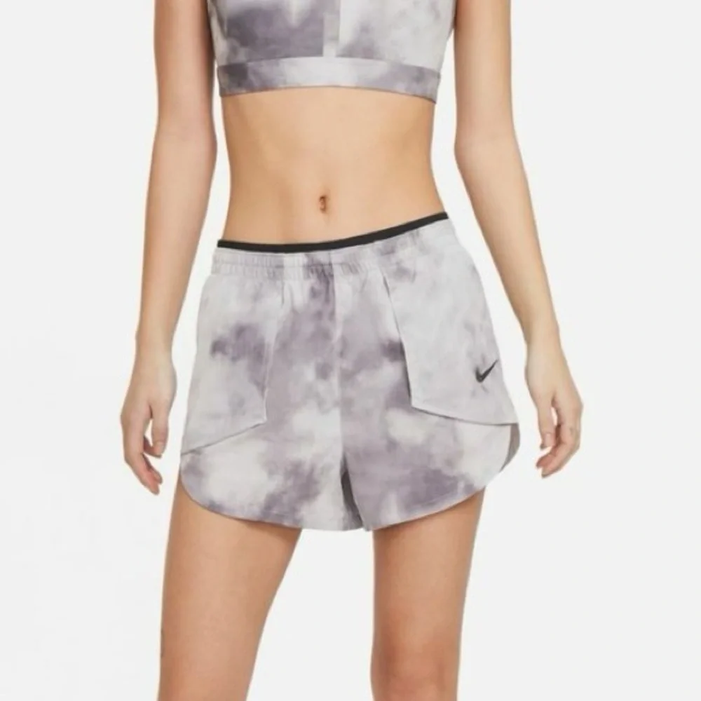 Nike women’s Tempo Luxe Icon Clash lined running shorts Lightweight Sz-XS. T9
